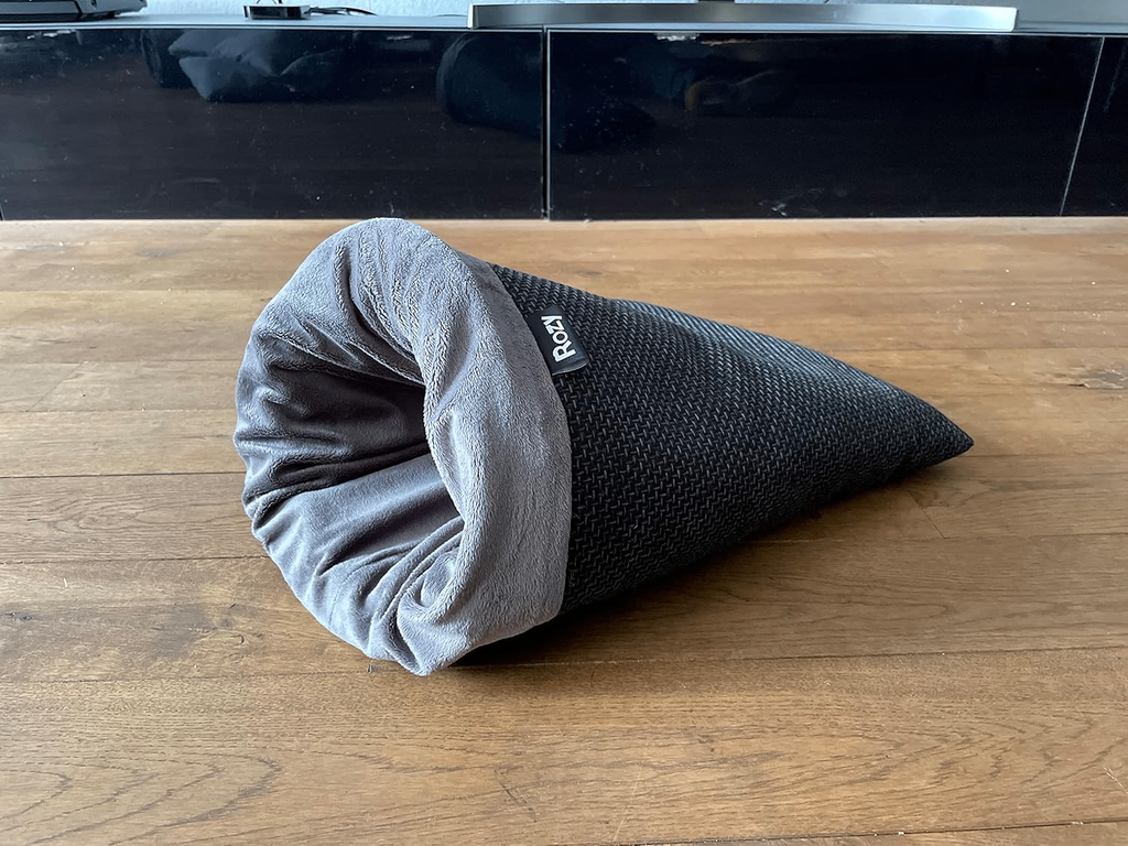 Dunkelgrauer, kegelförmiger Kleintier-Kuschelsack Rozy mit weichem Plüschfutter, fotografiert auf hellem Holzfußboden.