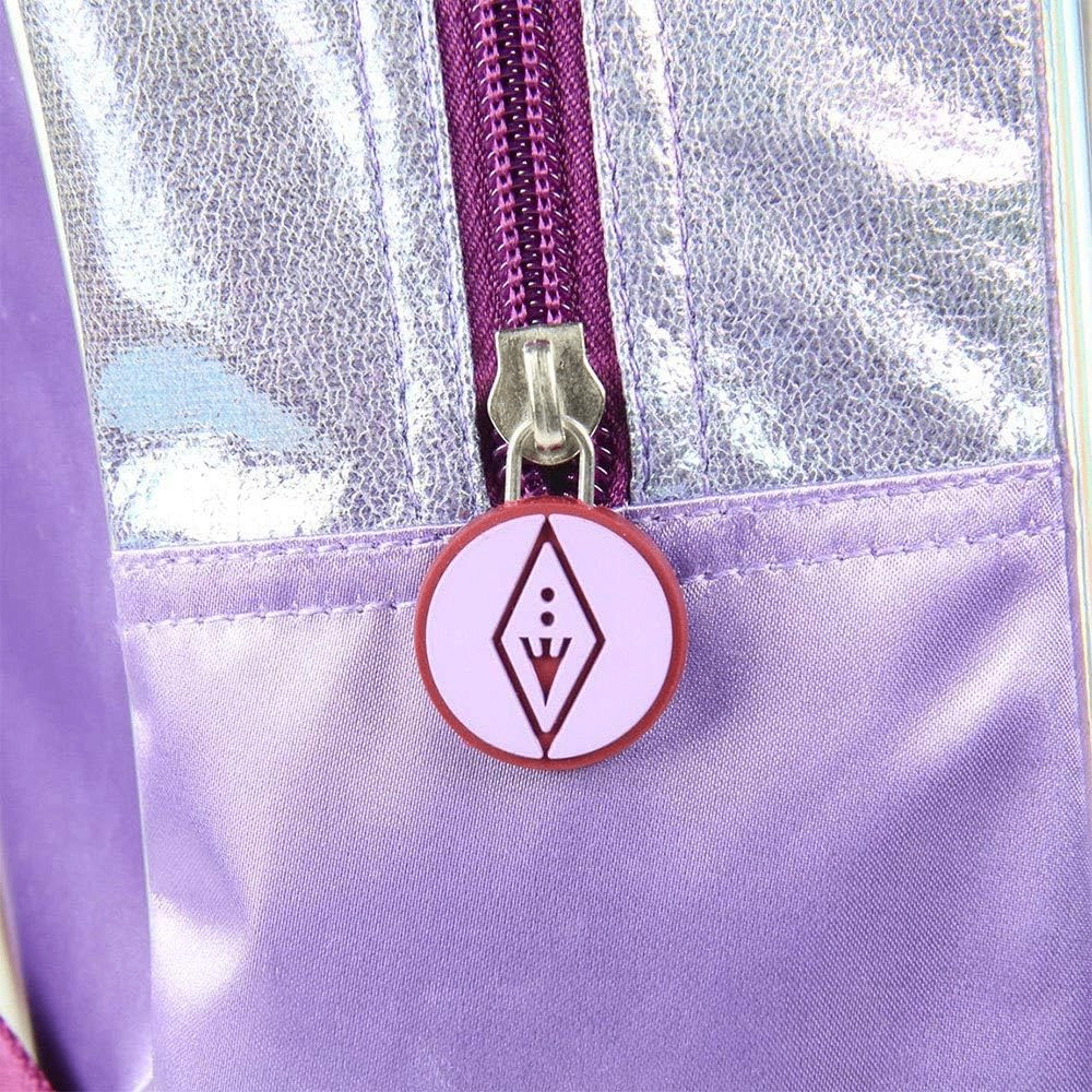 Nahaufnahme eines lila Reißverschlusses mit rundem, violettem Zipper-Anhänger, auf dem ein rautenförmiges Eiskristall-Symbol abgebildet ist.