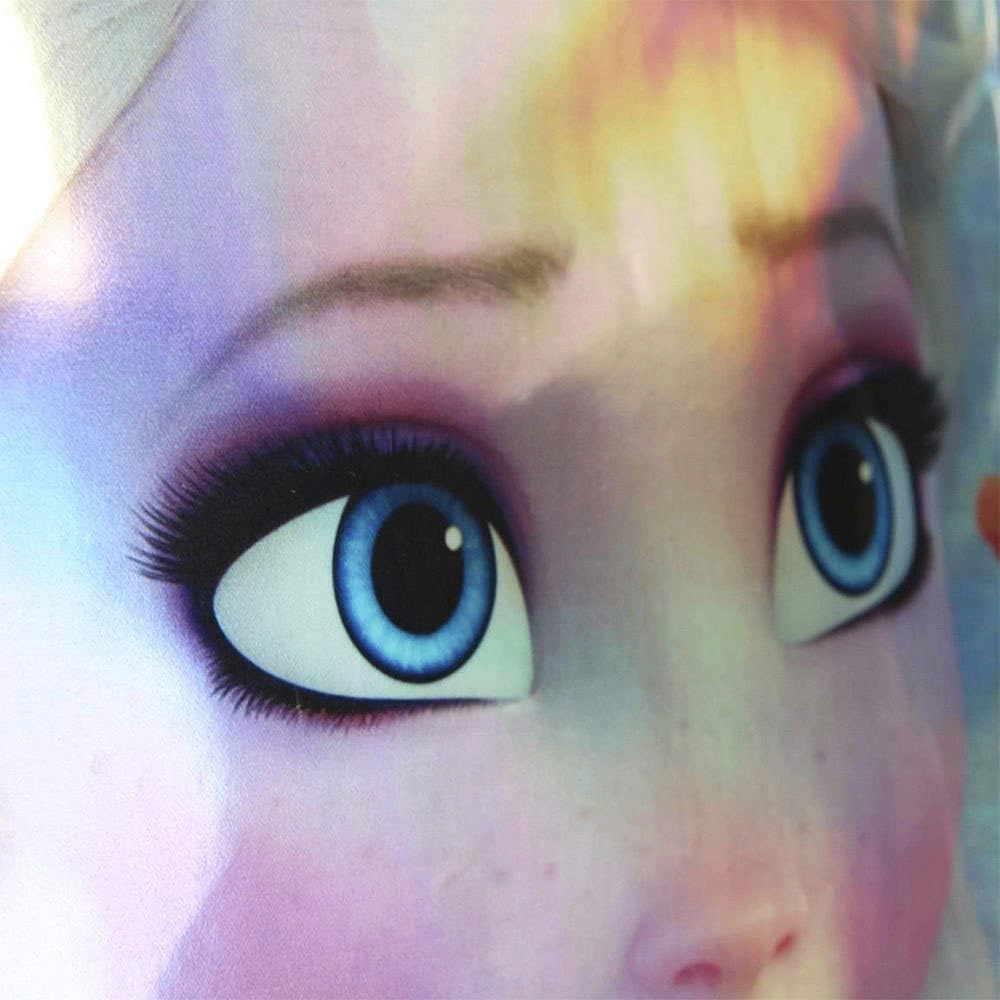 Extreme Nahaufnahme des Rucksack-Prints mit den detailreichen, großen blauen Augen und dem feinen Gesicht von Elsa aus "Die Eiskönigin".