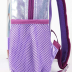 Detailansicht der Seite des lila Rucksacks mit einer praktischen, elastischen Seitentasche aus lila Mesh-Netzgewebe für Trinkflaschen.