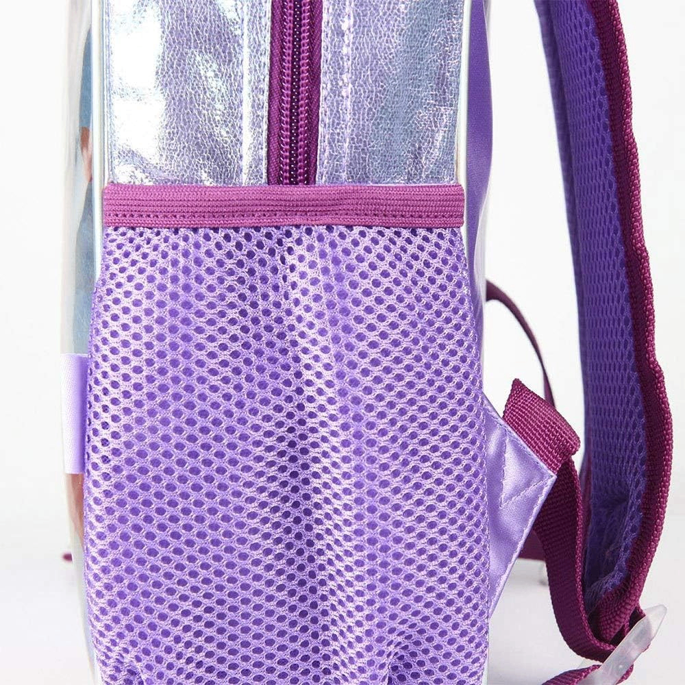 Detailansicht der Seite des lila Rucksacks mit einer praktischen, elastischen Seitentasche aus lila Mesh-Netzgewebe für Trinkflaschen.