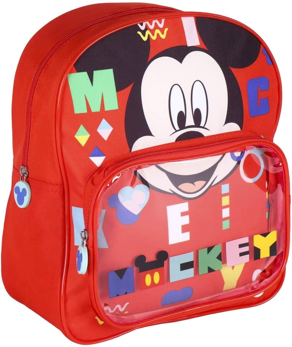 Schräge Vorderansicht des roten Rucksacks mit großem Mickey-Mouse-Motiv und einer transparenten PVC-Fronttasche mit bunten Buchstaben.