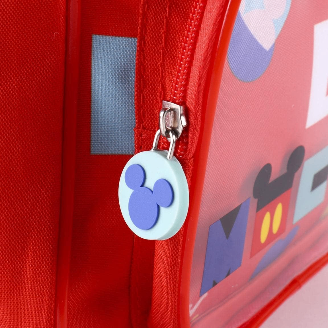 Nahaufnahme eines Reißverschlusses mit einem runden, hellblauen Zipper-Anhänger aus Gummi in Form einer Mickey-Mouse-Silhouettte.