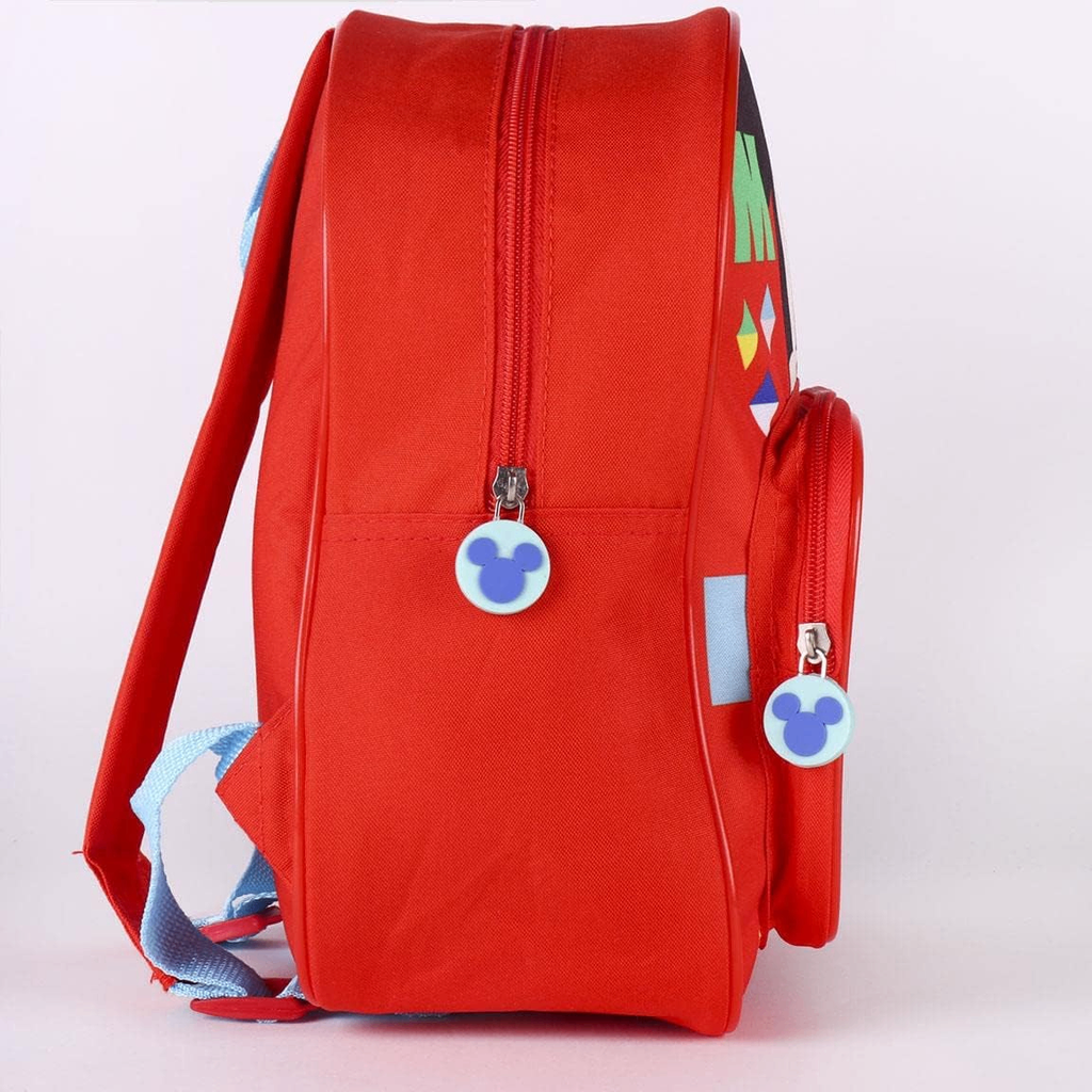 Seitenansicht des roten Rucksacks mit geschlossenen Reißverschlüssen und den hellblauen Mickey-Maus-Gummianhängern.