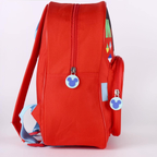 Seitenansicht des roten Rucksacks mit geschlossenen Reißverschlüssen und den hellblauen Mickey-Maus-Gummianhängern.