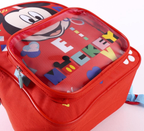 Detailansicht der transparenten Vordertasche des roten Rucksacks von oben, die den bunten "Mickey"-Schriftzug gut sichtbar zeigt.