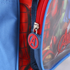 Nahaufnahme eines Reißverschlusses mit einem runden, blauen Zipper-Anhänger aus Gummi, auf dem das rote Avengers-Logo abgebildet ist.
