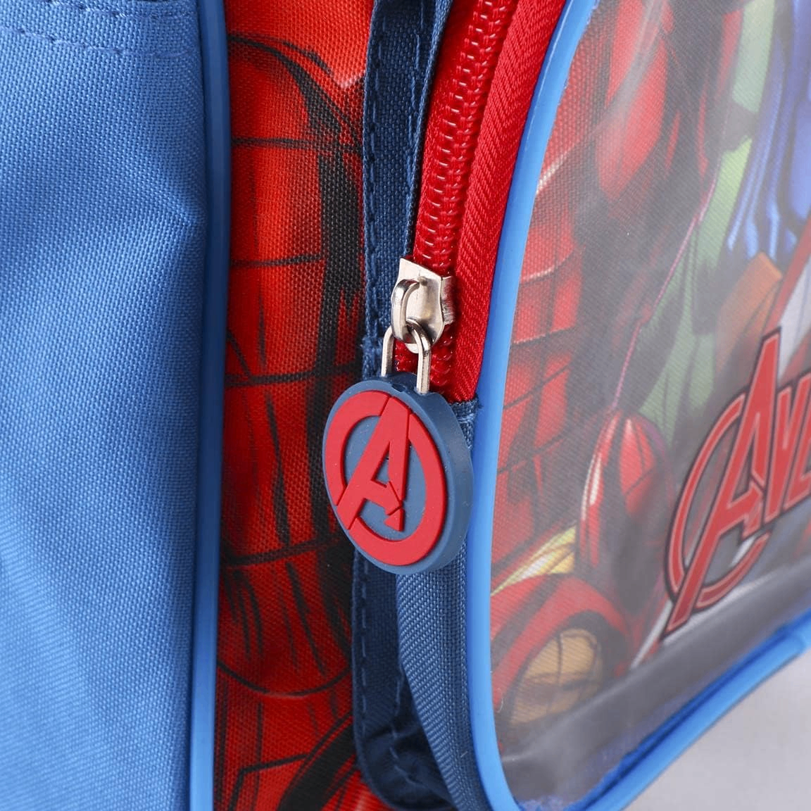 Nahaufnahme eines Reißverschlusses mit einem runden, blauen Zipper-Anhänger aus Gummi, auf dem das rote Avengers-Logo abgebildet ist.
