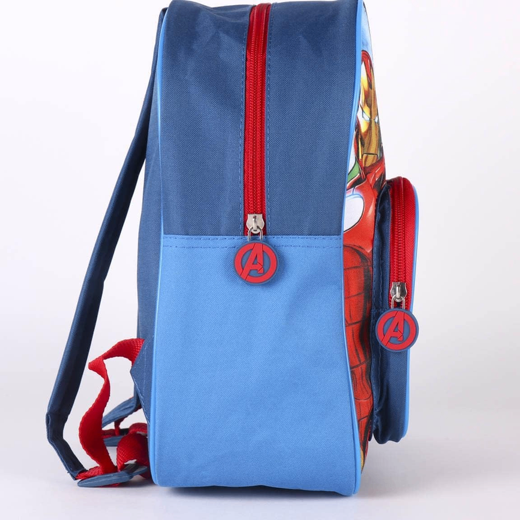 Seitenansicht des blau-hellblauen Rucksacks mit roten Reißverschlüssen und den runden Avengers-Gummianhängern.