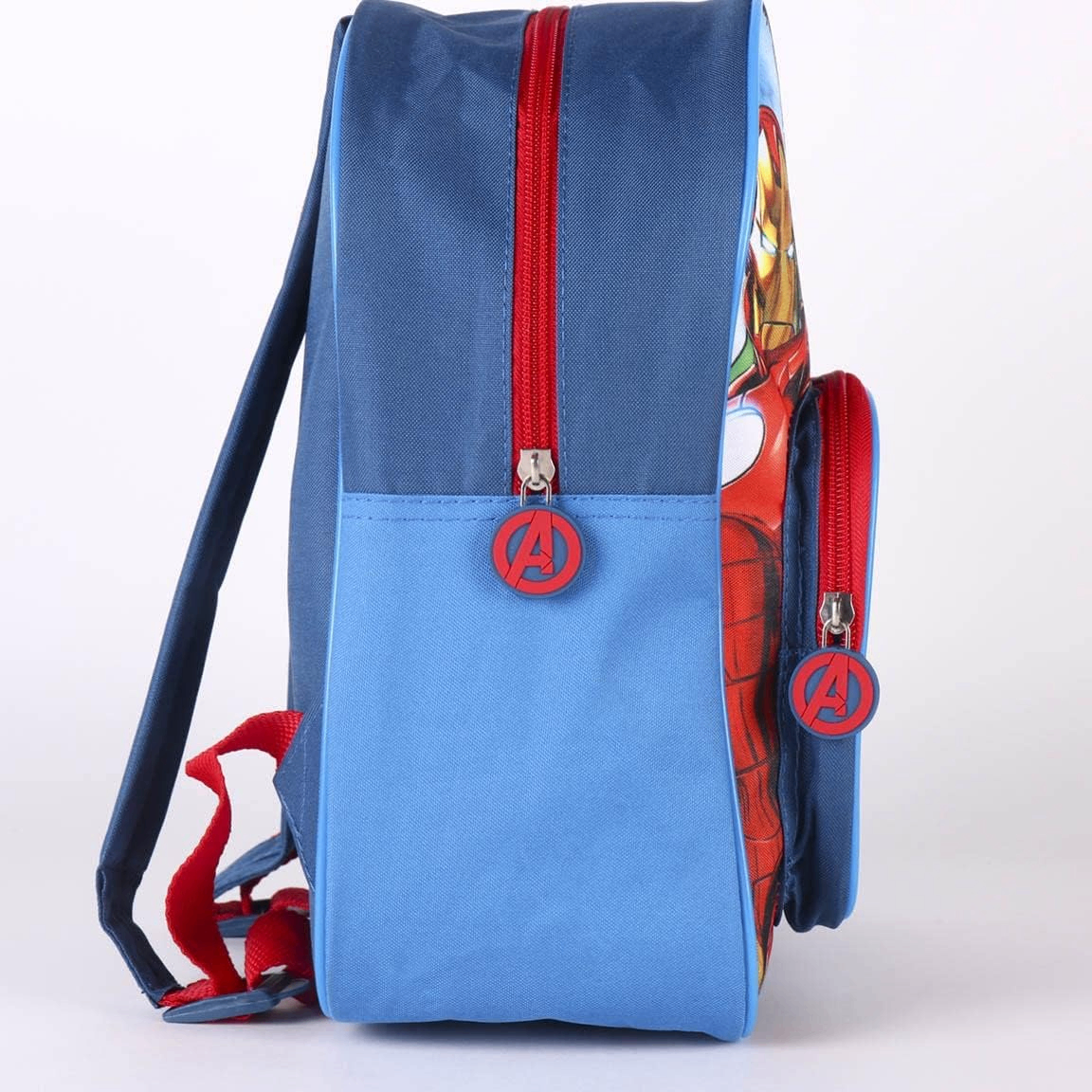 Seitenansicht des blau-hellblauen Rucksacks mit roten Reißverschlüssen und den runden Avengers-Gummianhängern.