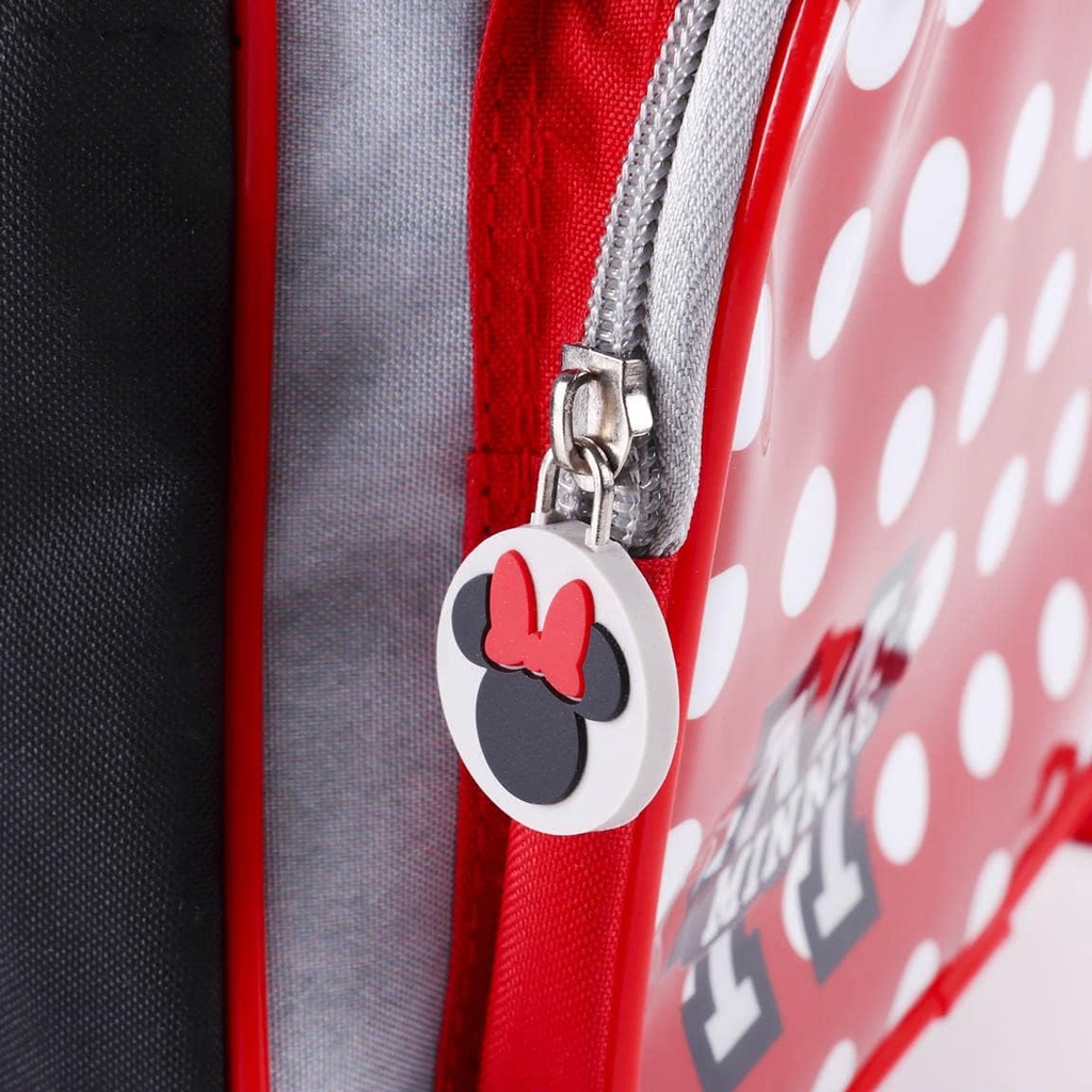 Nahaufnahme eines Reißverschlusses mit einem runden, weißen Zipper-Anhänger aus Gummi, auf dem die Minnie-Mouse-Silhouette mit roter Schleife abgebildet ist.