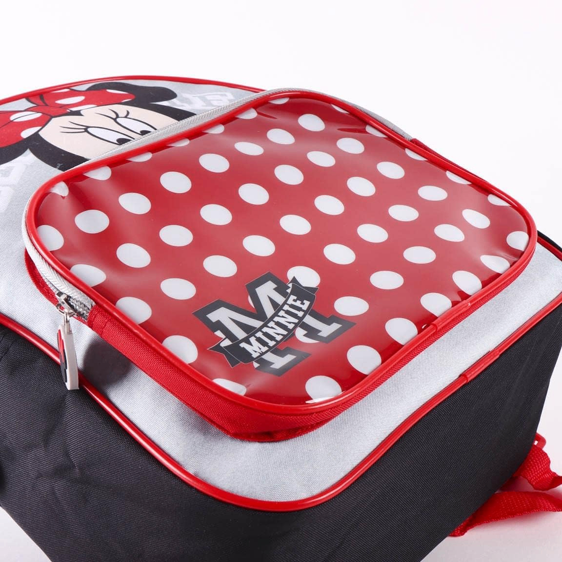 Detailansicht der transparenten PVC-Vordertasche mit weißem Polka-Dot-Muster auf rotem Grund und einem sportlichen "Minnie"-Logo.