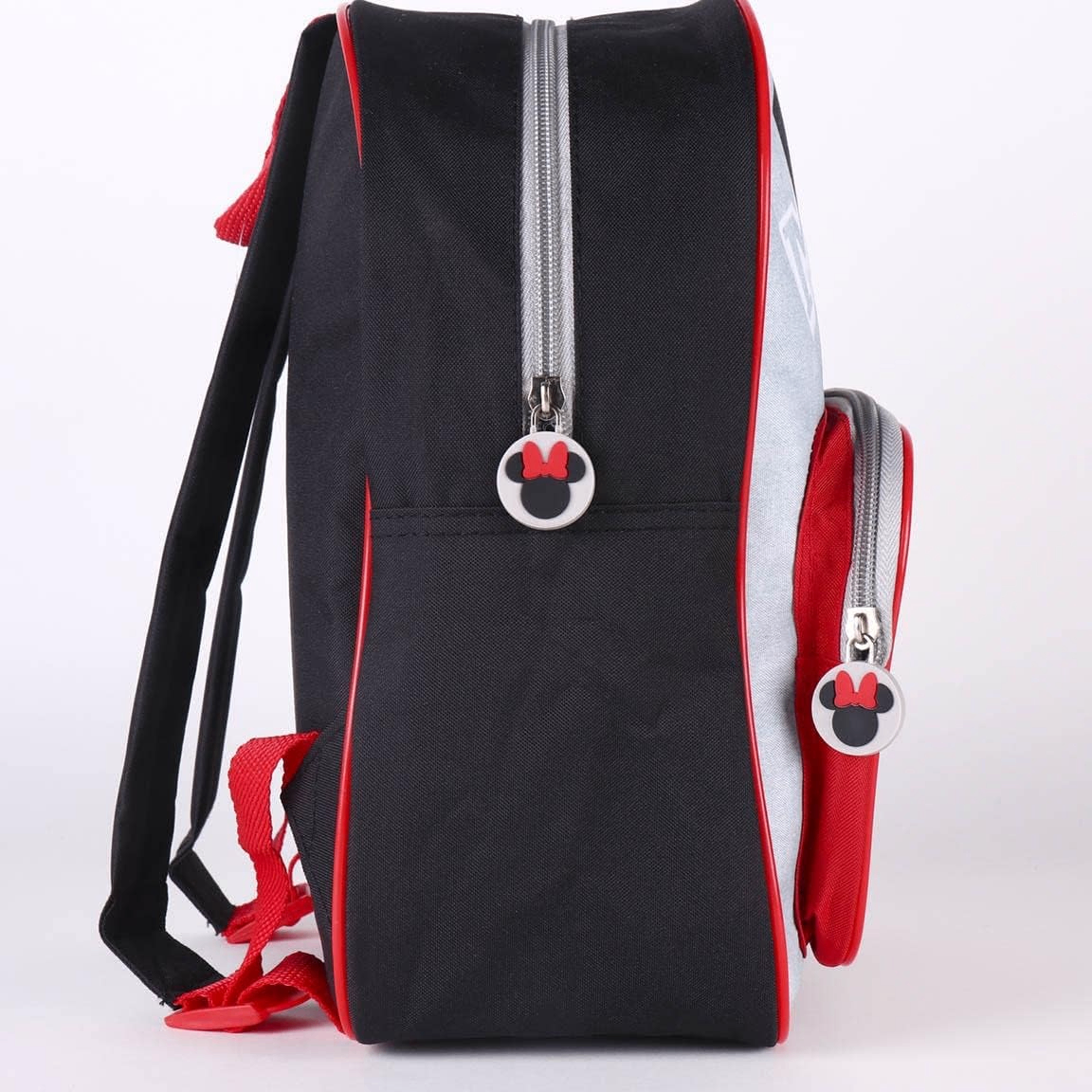 Seitenansicht des schwarz-grauen Rucksacks mit roten Paspeln und geschlossenen Reißverschlüssen samt Minnie-Mouse-Gummianhängern.
