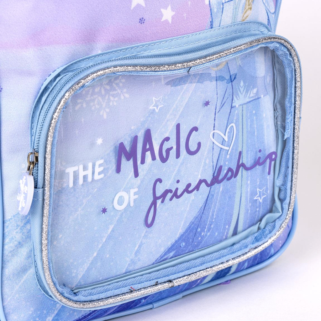 Nahaufnahme der transparenten PVC-Vordertasche mit silberner Glitzerpaspel und dem violetten Aufdruck „THE MAGIC OF friendship“.