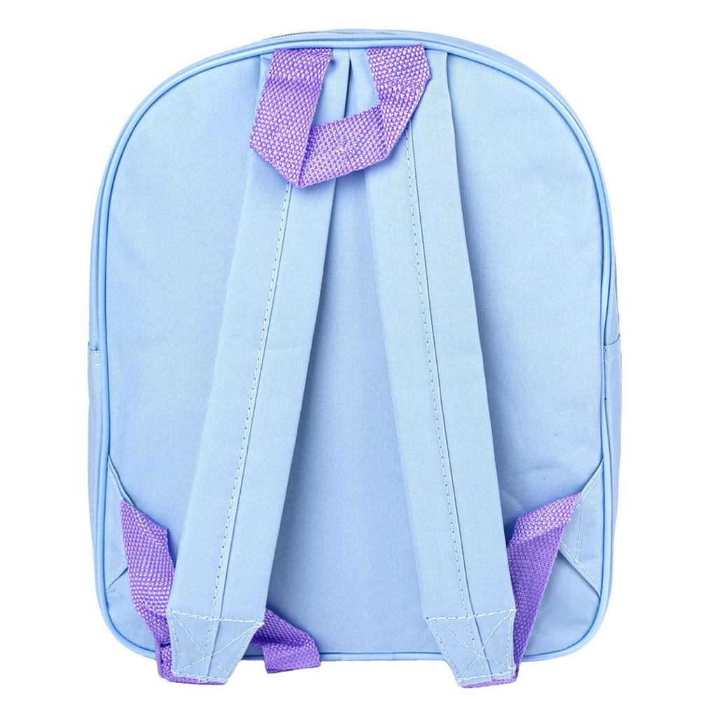 Rückansicht des hellblauen Kinderrucksacks mit gepolsterten Schultergurten sowie einer oberen Trageschlaufe und Gurtelementen aus lila Webstoff.