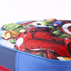 Schräge Nahansicht der plastisch geformten 3D-Frontplatte mit dem farbenfrohen Aufdruck von Iron Man, Hulk und Captain America unter dem Avengers-Logo.
