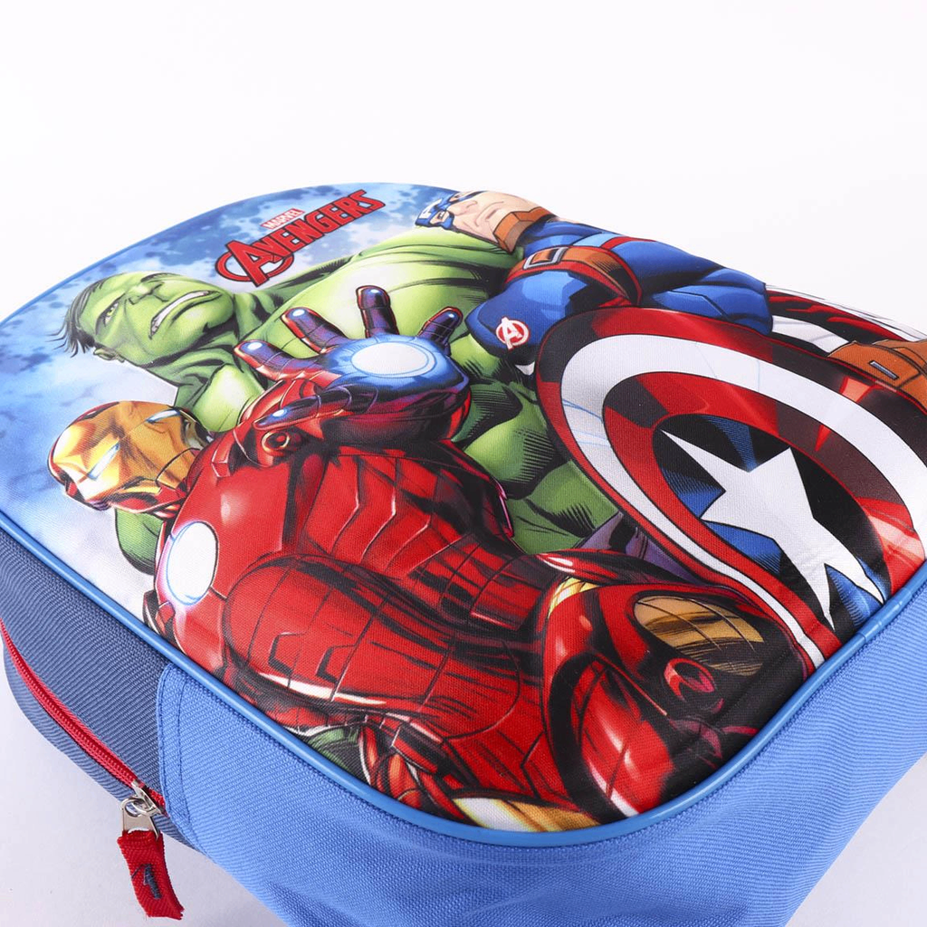 Detailaufnahme der dreidimensionalen, reliefartigen EVA-Vorderseite, auf der die Marvel-Helden Iron Man, Hulk und Captain America plastisch hervorgehoben sind.