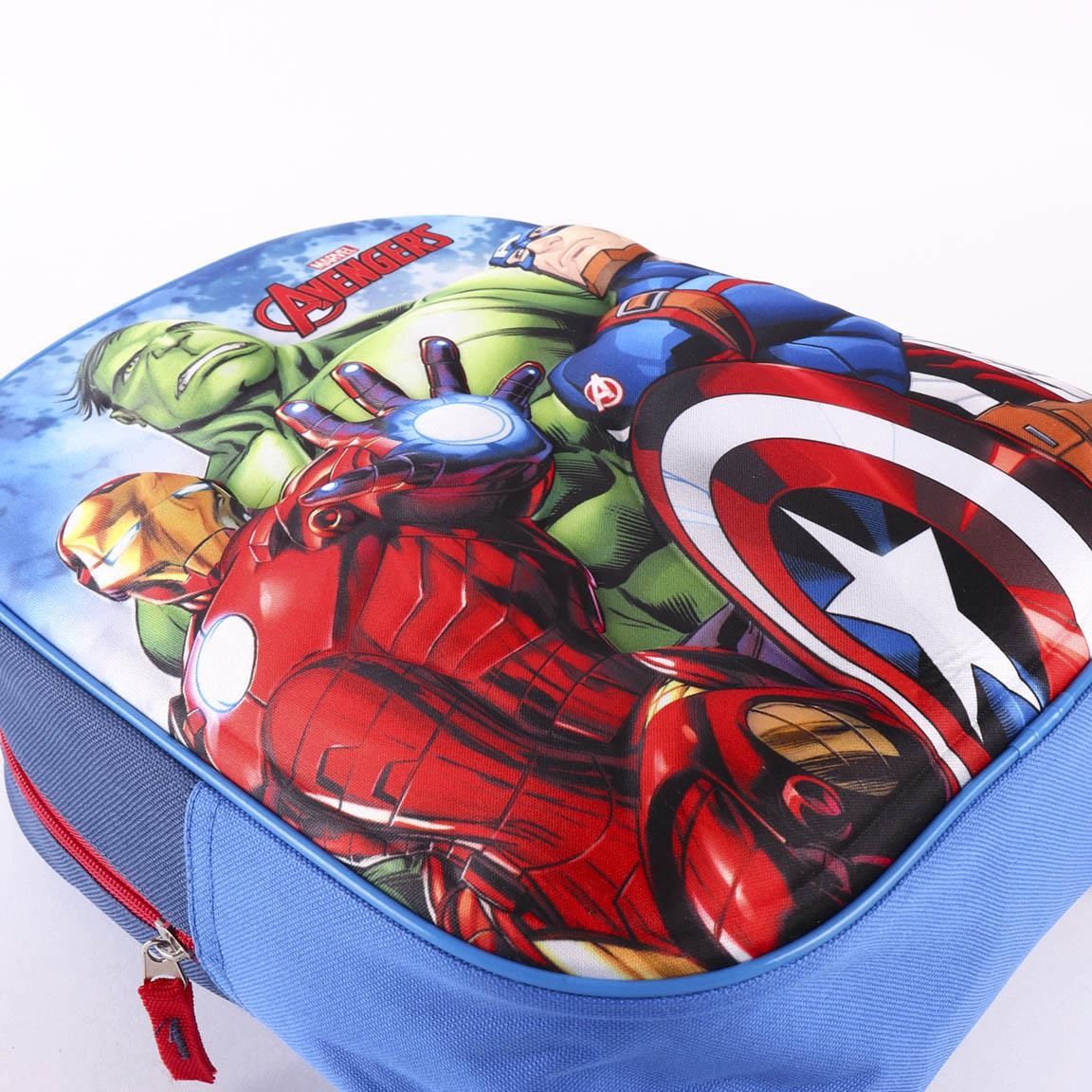 Detailaufnahme der dreidimensionalen, reliefartigen EVA-Vorderseite, auf der die Marvel-Helden Iron Man, Hulk und Captain America plastisch hervorgehoben sind.
