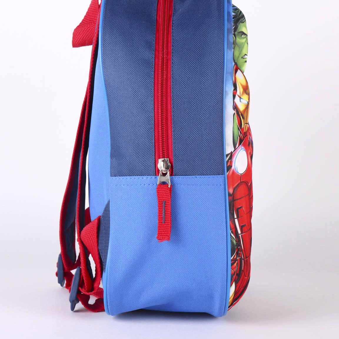 Seitenansicht des blau-grauen Rucksacks mit geschlossenem, rotem Reißverschluss und einer praktischen, blauen Seitentasche.