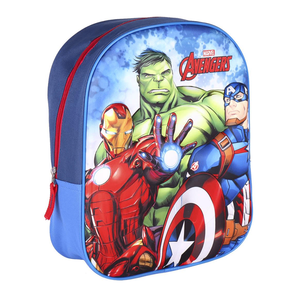 Schräge Vorderansicht des blauen Avengers-Rucksacks mit einem plastischen 3D-Motiv von Iron Man, Hulk und Captain America sowie roten Reißverschluss-Details.