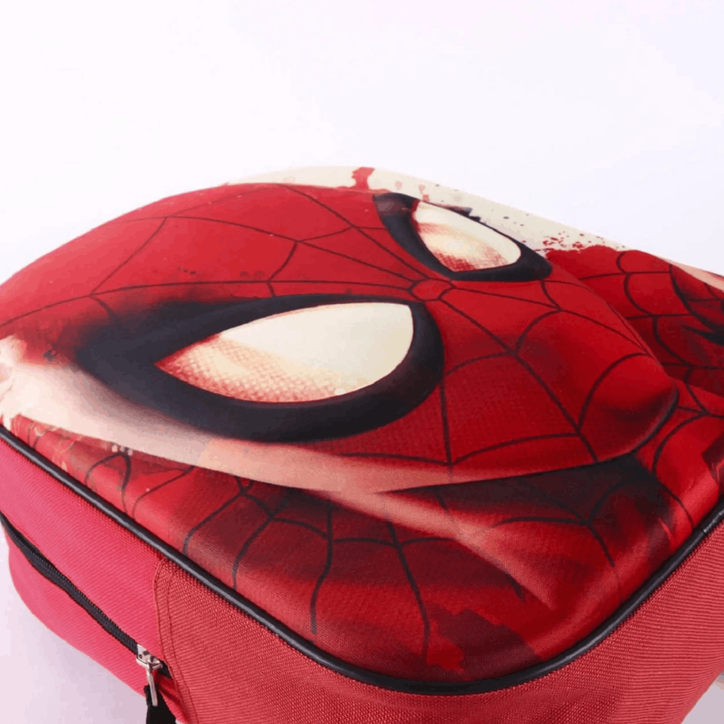 Detailansicht der dreidimensionalen EVA-Vorderseite, die das geprägte Spinnennetz-Muster und die Augen von Spider-Man plastisch hervorhebt.