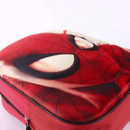 Detailansicht der dreidimensionalen EVA-Vorderseite, die das geprägte Spinnennetz-Muster und die Augen von Spider-Man plastisch hervorhebt.