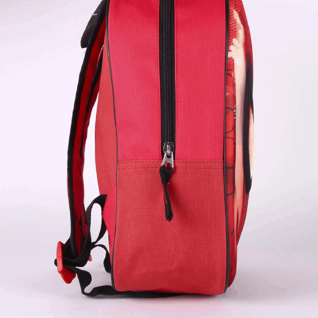 Seitenansicht des roten Rucksacks mit schwarzem Reißverschluss samt Reißverschlusslasche und einer dezenten roten Seitentasche.