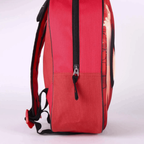 Seitenansicht des roten Rucksacks mit schwarzem Reißverschluss samt Reißverschlusslasche und einer dezenten roten Seitentasche.