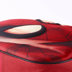 Nahaufnahme der reliefartigen 3D-Frontplatte aus rotem EVA, die das Gesicht von Spider-Man aus einem flachen Winkel zeigt.