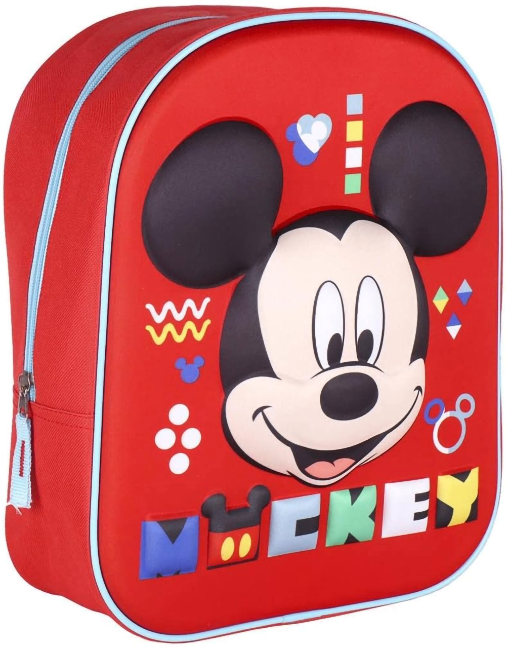 Schräge Vorderansicht des roten Rucksacks mit großem 3D-Mickey-Mouse-Motiv, bunten Buchstaben-Applikationen und hellblauen Kontrastnähten.