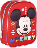 Schräge Vorderansicht des roten Rucksacks mit großem 3D-Mickey-Mouse-Motiv, bunten Buchstaben-Applikationen und hellblauen Kontrastnähten.