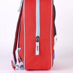 Seitenansicht des roten Rucksacks mit hellblauem Reißverschluss samt Reißverschlusslasche und farblich passender Paspelierung.