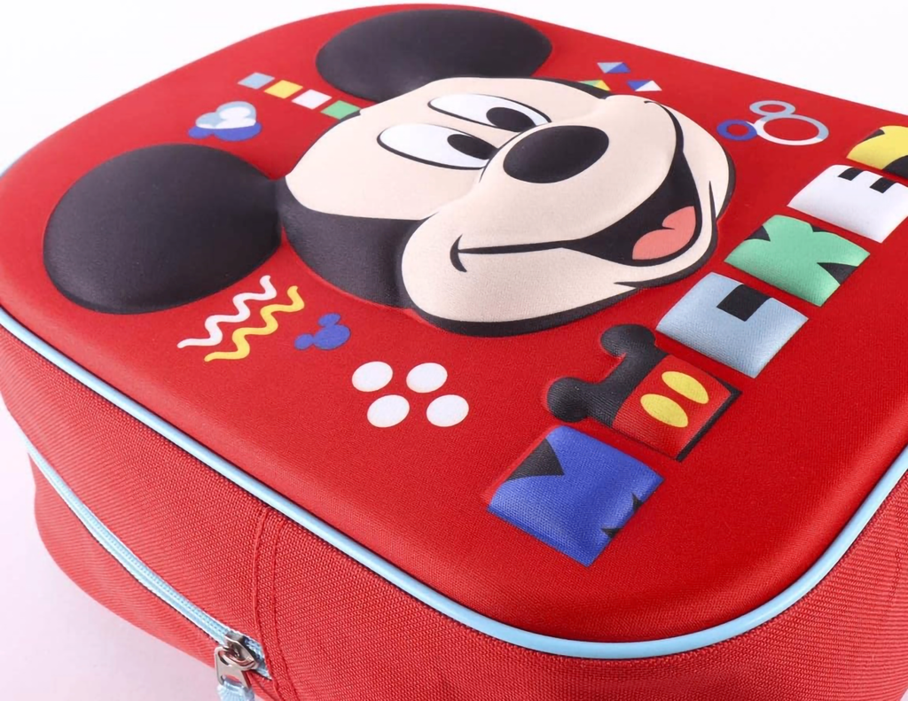 Detailansicht der dreidimensionalen EVA-Vorderseite, die das lächelnde Gesicht von Mickey Mouse und bunte Deko-Elemente plastisch hervorhebt.