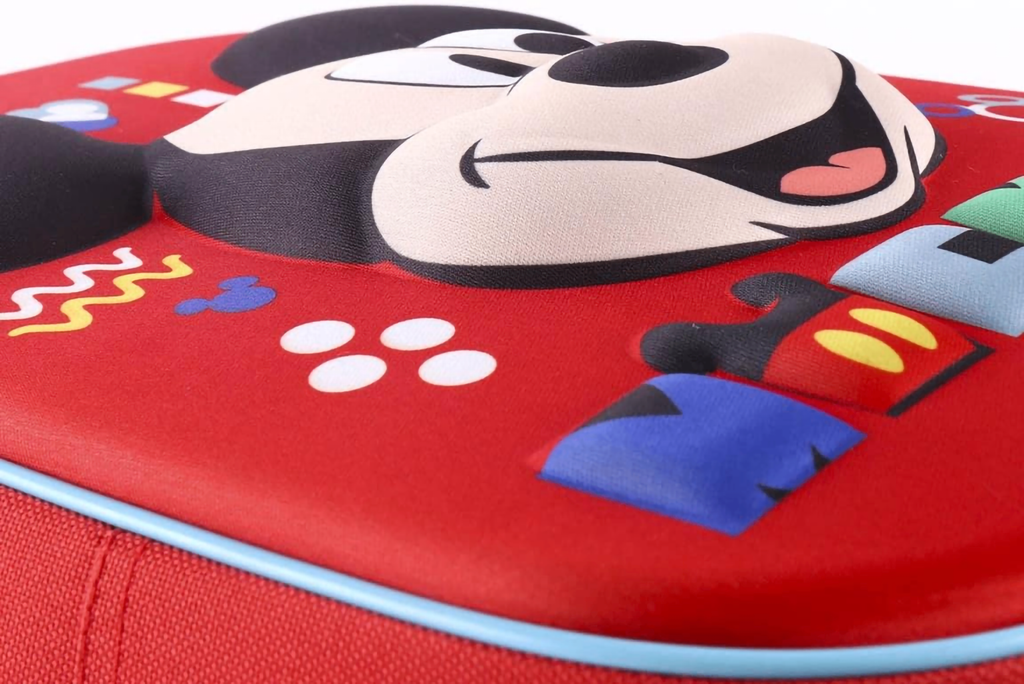 Nahaufnahme aus flachem Winkel auf die reliefartige 3D-Frontplatte aus rotem EVA mit den erhabenen Buchstaben des Namens „Mickey“.