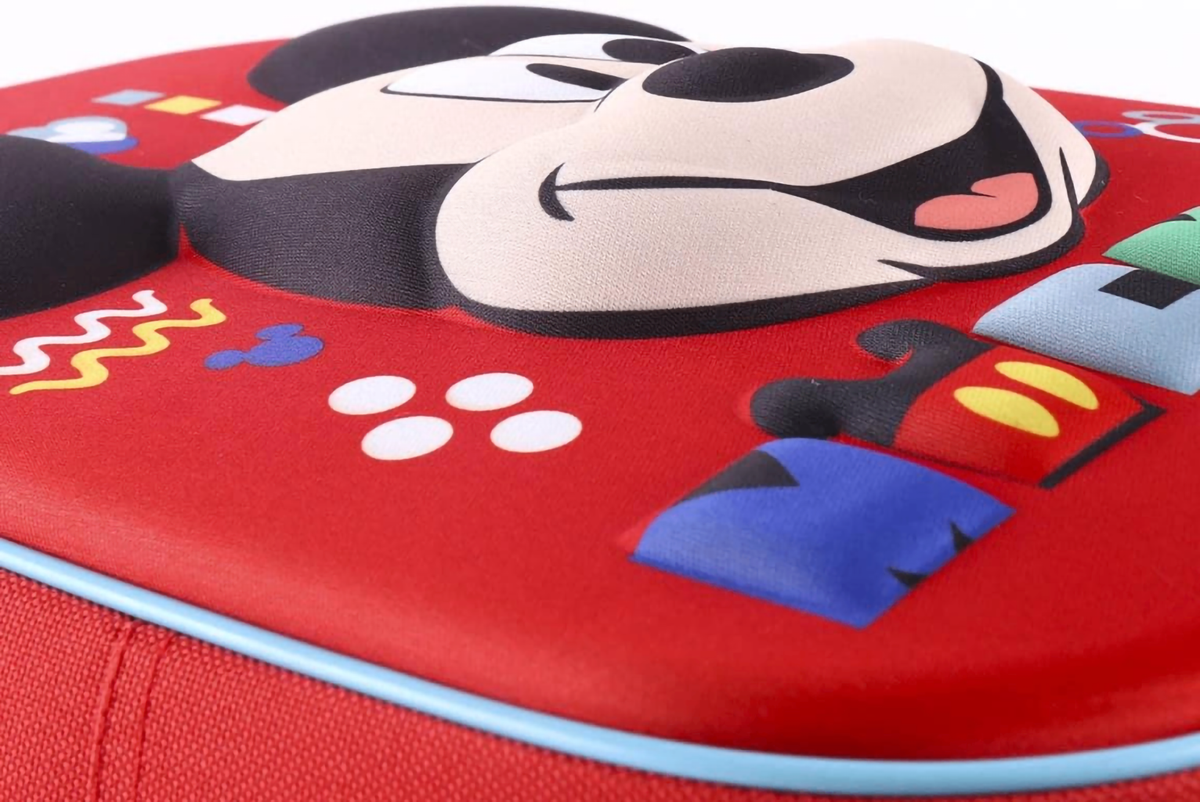 Nahaufnahme aus flachem Winkel auf die reliefartige 3D-Frontplatte aus rotem EVA mit den erhabenen Buchstaben des Namens „Mickey“.