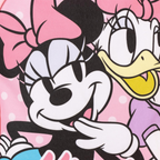Detailaufnahme des farbenfrohen Frontdrucks mit den lachenden Disney-Figuren Minnie Mouse und Daisy Duck auf gepunktetem rosa Hintergrund.