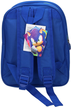Rückansicht des blauen Rucksacks mit gepolsterten Schultergurten und Trageschlaufe, an denen ein farbiges Papp-Etikett mit einem Sonic-Motiv hängt.