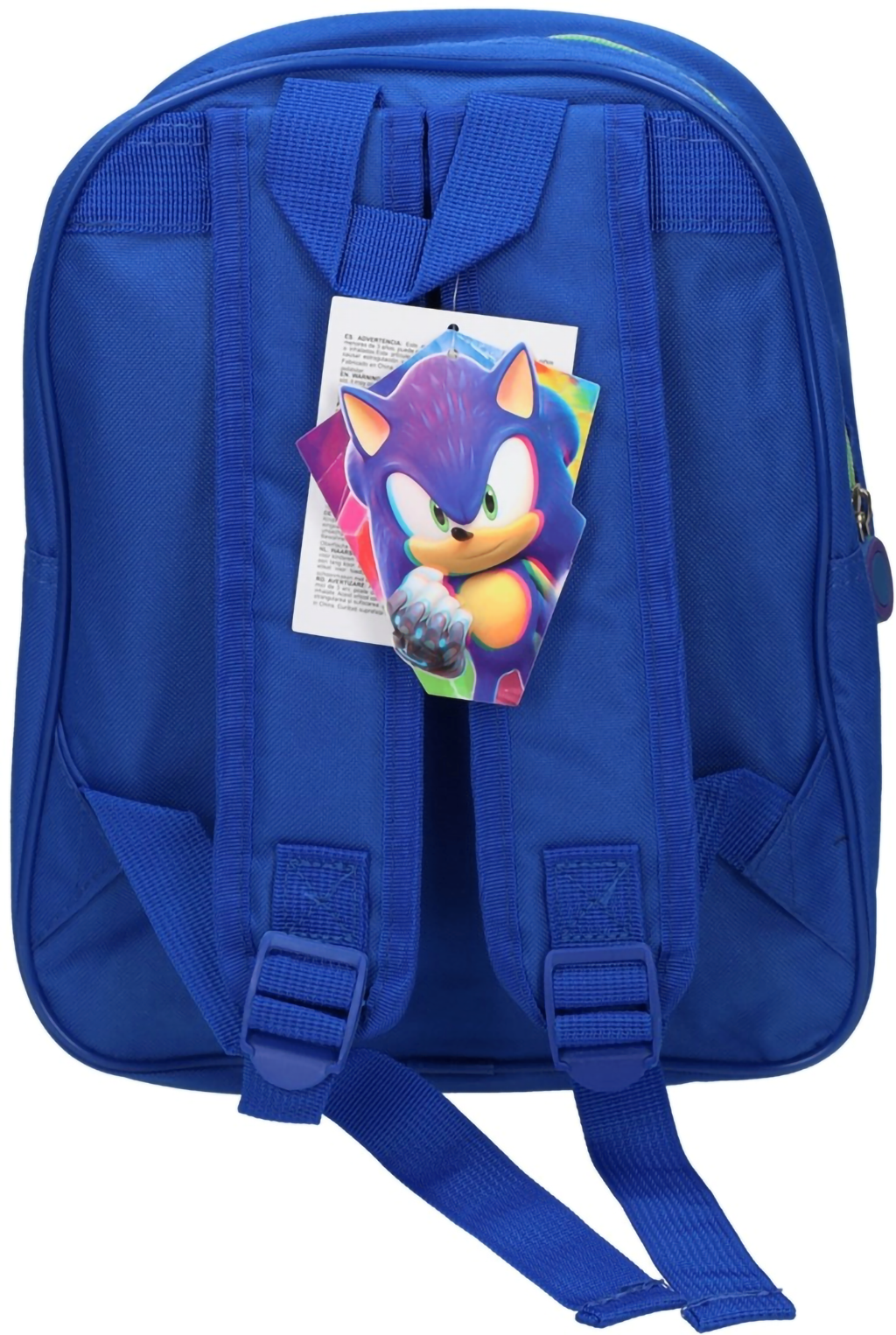Rückansicht des blauen Rucksacks mit gepolsterten Schultergurten und Trageschlaufe, an denen ein farbiges Papp-Etikett mit einem Sonic-Motiv hängt.