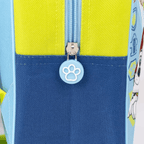 Nahaufnahme des Reißverschlusses mit einem runden, hellblauen Zipper-Anhänger, auf dem eine weiße Hundepfote abgebildet ist.