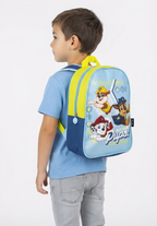Paw Patrol Playtime Pups Rucksack für Kinder Vorschule Kindergarten auf dem Rücken eines Jungen