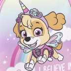 Detailaufnahme des Frontdrucks mit Cockerspaniel-Mischling Skye, die einen Haarreif mit Einhorn-Horn und Blumen sowie zarte Schmetterlingsflügel trägt.