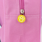 Nahaufnahme des Reißverschlusses mit einem runden, gelben Zipper-Anhänger, auf dem eine weiße Hundepfote abgebildet ist.