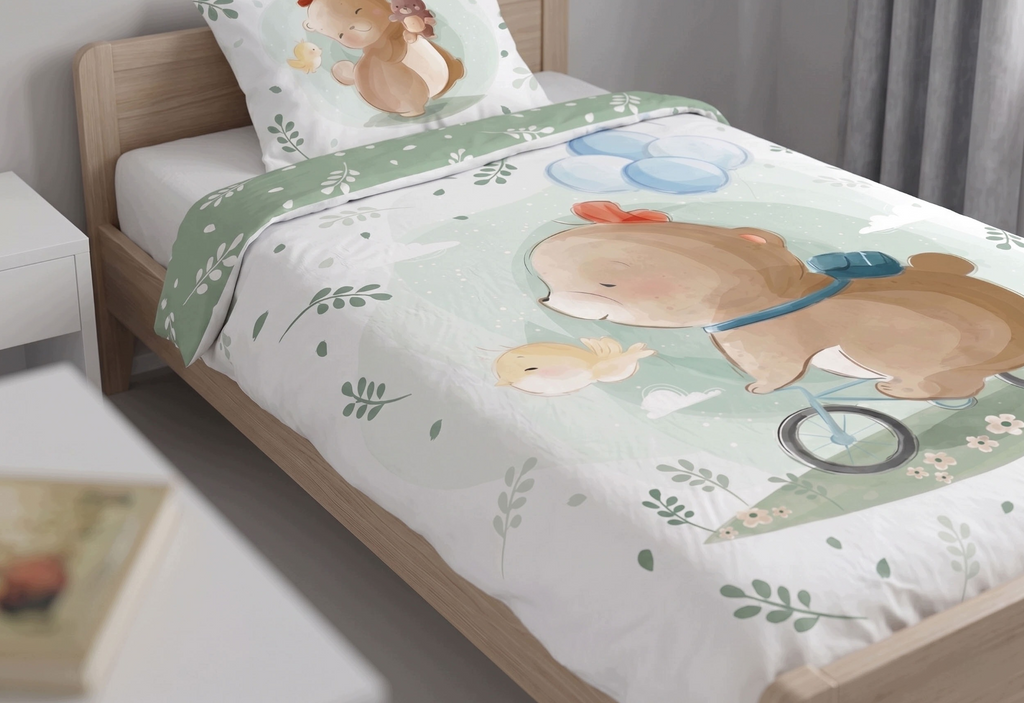 Detailansicht der aufgezogenen Kinderbettwäsche auf einem Holzbett mit dem Motiv eines fahrradfahrenden Bären und Vögelchen.
