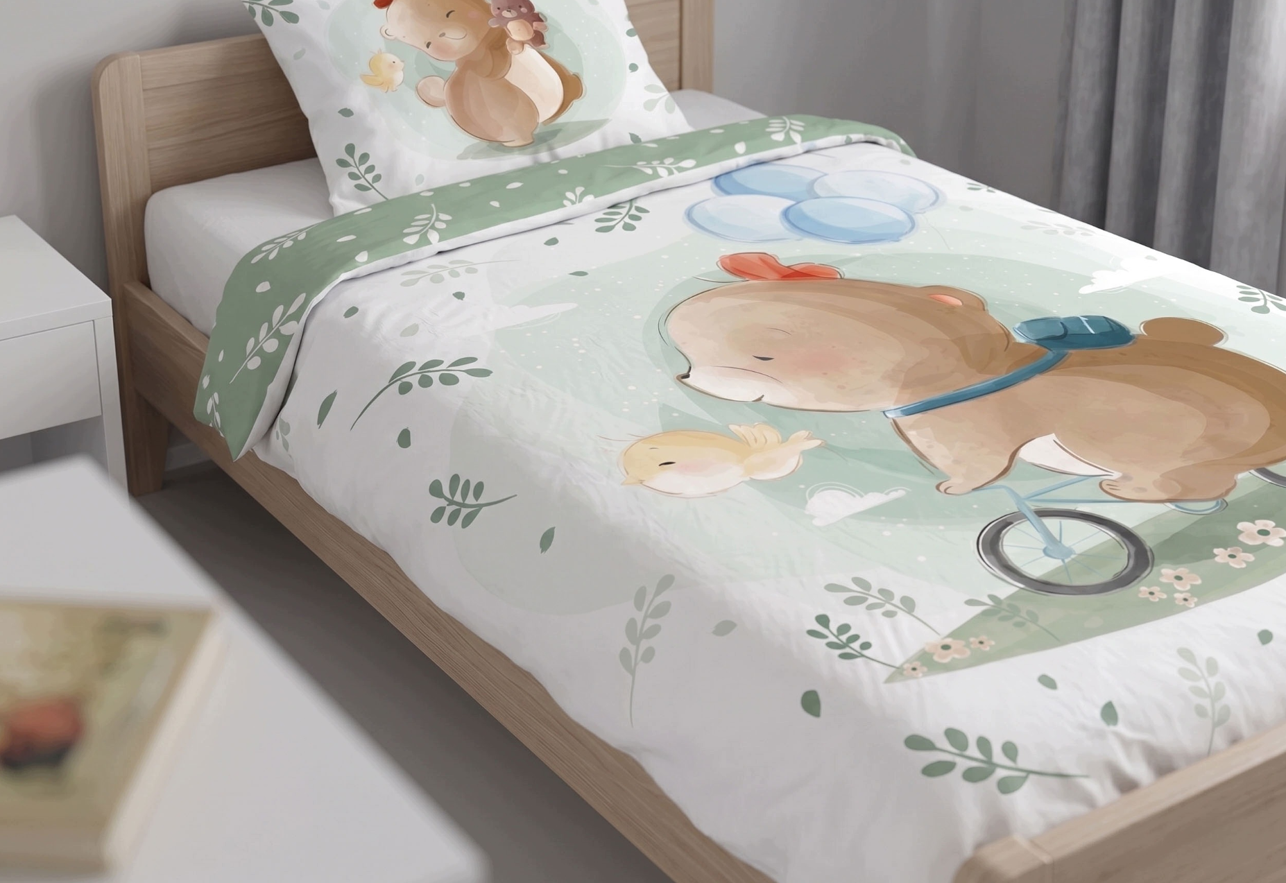 Detailansicht der aufgezogenen Kinderbettwäsche auf einem Holzbett mit dem Motiv eines fahrradfahrenden Bären und Vögelchen.