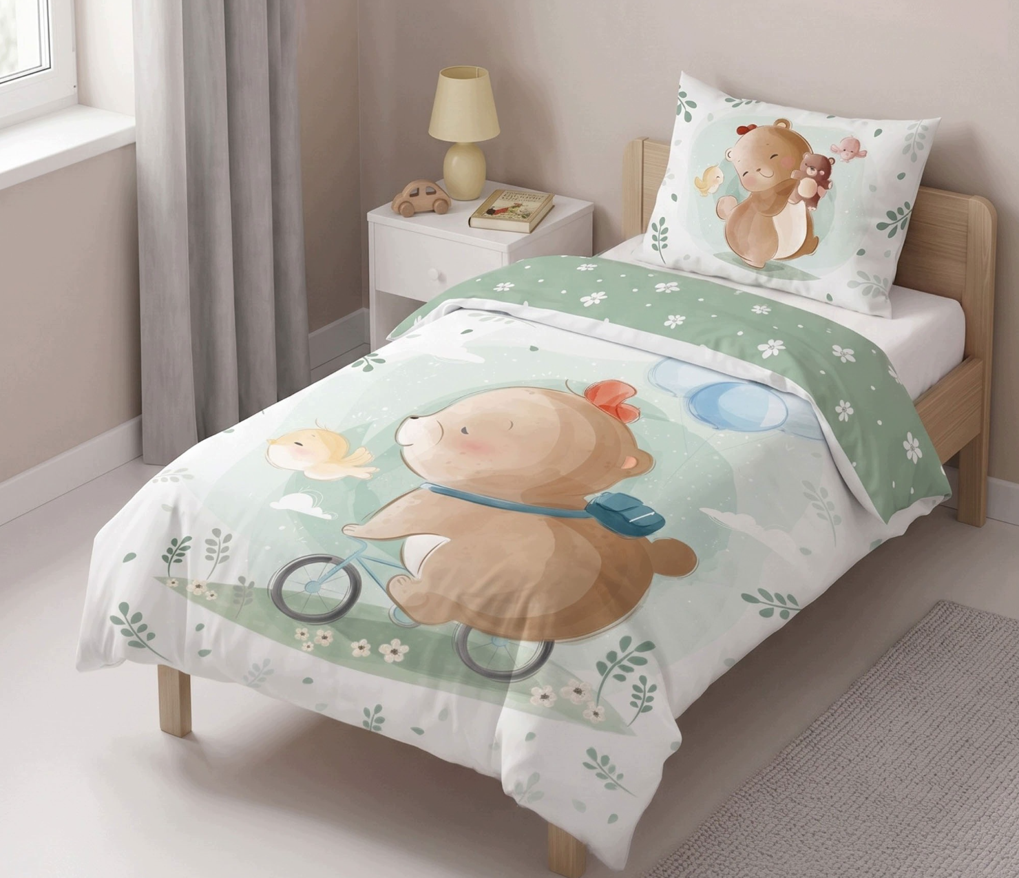 Kinderzimmer-Ansicht mit aufgezogener Bettwäsche auf einem HolzBett, Bärenmotiv auf Decke und Kissen sowie salbeigrünem Umschlag.