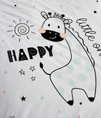 Detailaufnahme der Kinderbettwäsche aus Baumwolle mit gezeichneter Giraffe, Sonne, Sternen und dem Schriftzug „HAPPY little one“.