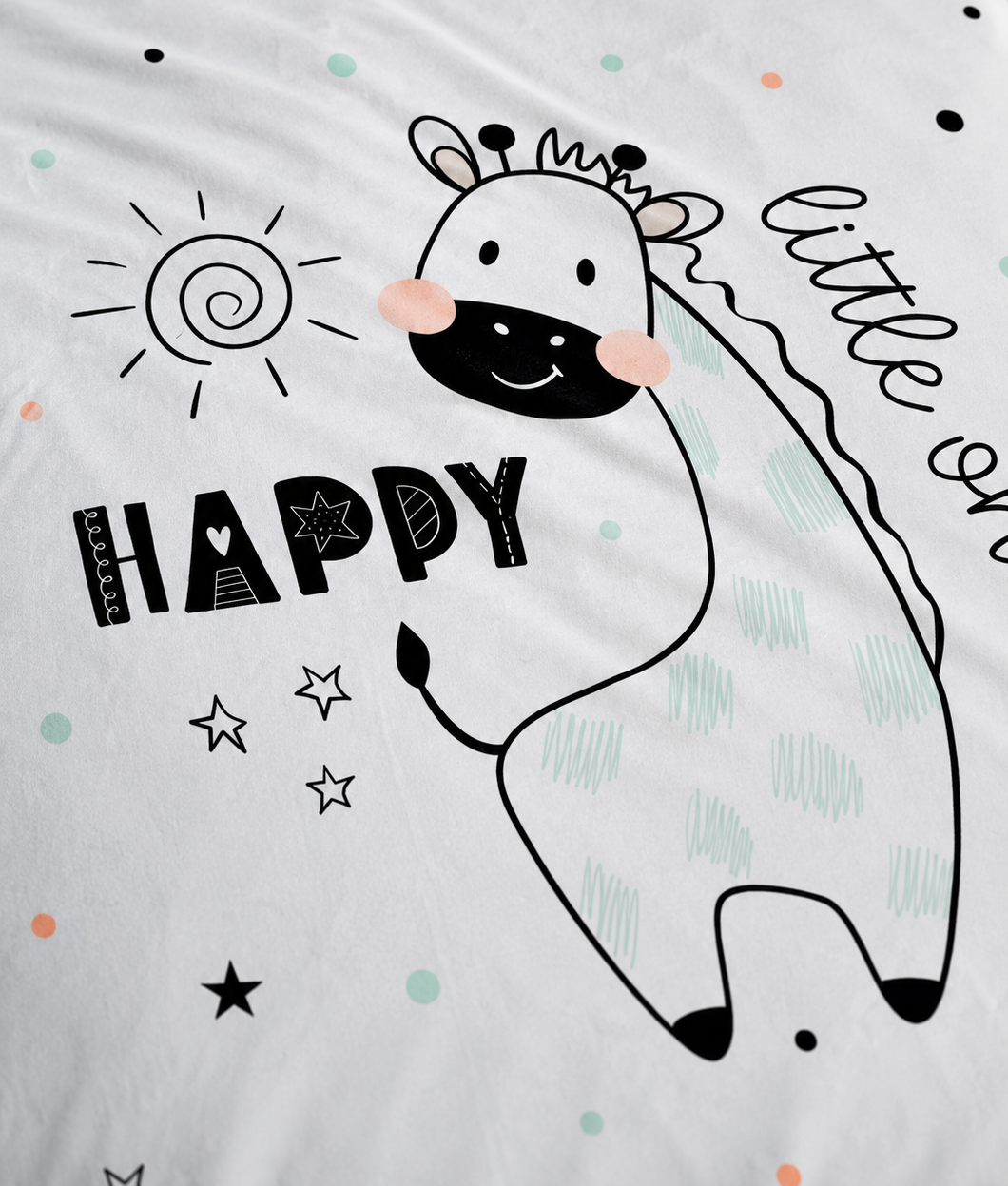 Detailaufnahme der Kinderbettwäsche aus Baumwolle mit gezeichneter Giraffe, Sonne, Sternen und dem Schriftzug „HAPPY little one“.