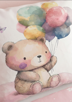 Detailansicht der Kinderbettwäsche mit Aquarell-Illustration eines sitzenden Bären mit Luftballons und Schmetterlingen.
