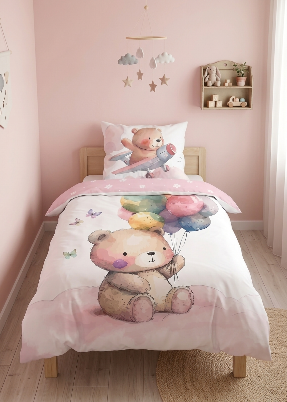 Frontalansicht des bezogenen Holz-Kinderbetts im rosa gestalteten Zimmer mit Bärenmotiven auf Decke und Kissenbezug.