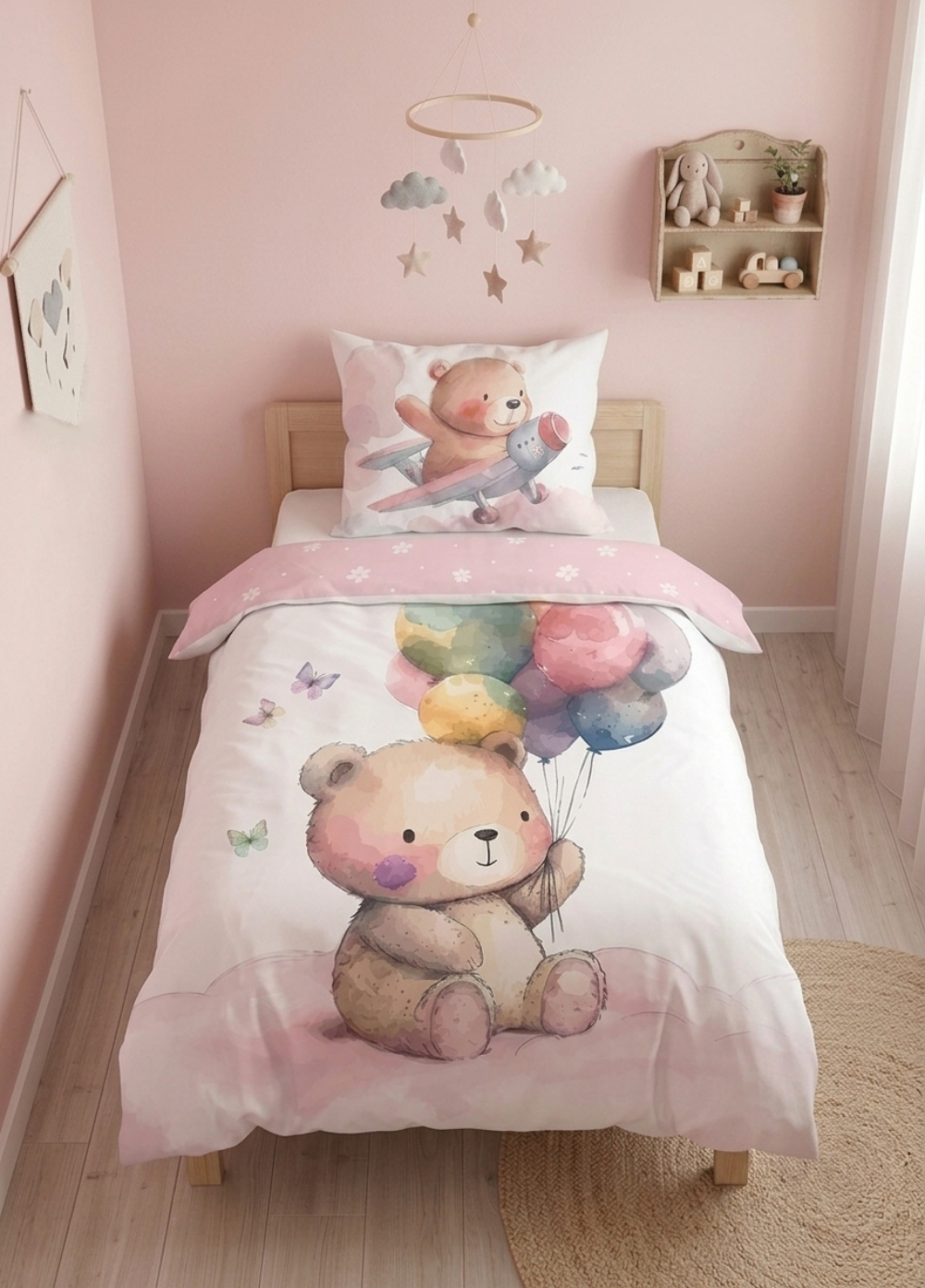 Leicht schräge Perspektive auf das bezogene Kinderbett in einem rosa Kinderzimmer mit Bären-Bettwäsche und fliegendem Bären auf dem Kissen.